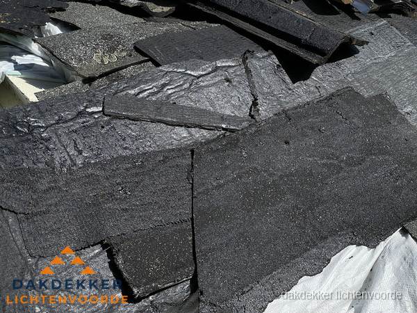 Verwijderd oud bitumen dakleer klaar voor vervanging in Lichtenvoorde Verwijderd oud bitumen dakleer klaar voor vervanging in Lichtenvoorde