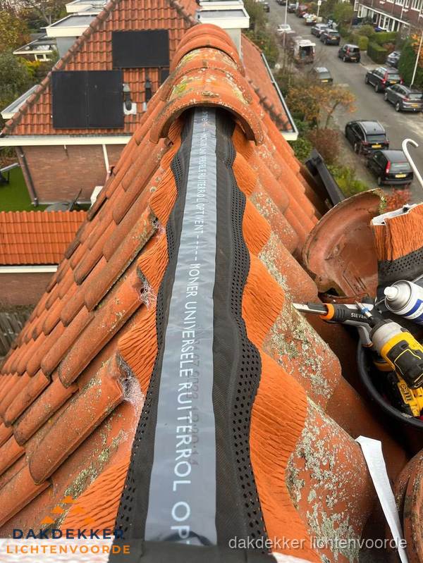 Dakdekker vervangt nokvorst met ruiterrol op pannendak in Lichtenvoorde Dakdekker vervangt nokvorst met ruiterrol op pannendak in Lichtenvoorde