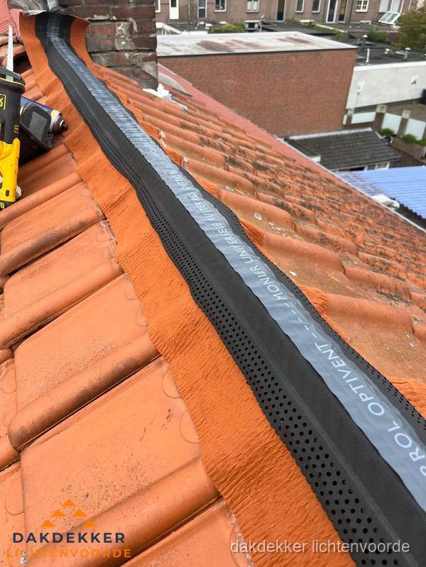 Nokventilatie installeren op hellend pannendak in Lichtenvoorde Nokventilatie installeren op hellend pannendak in Lichtenvoorde