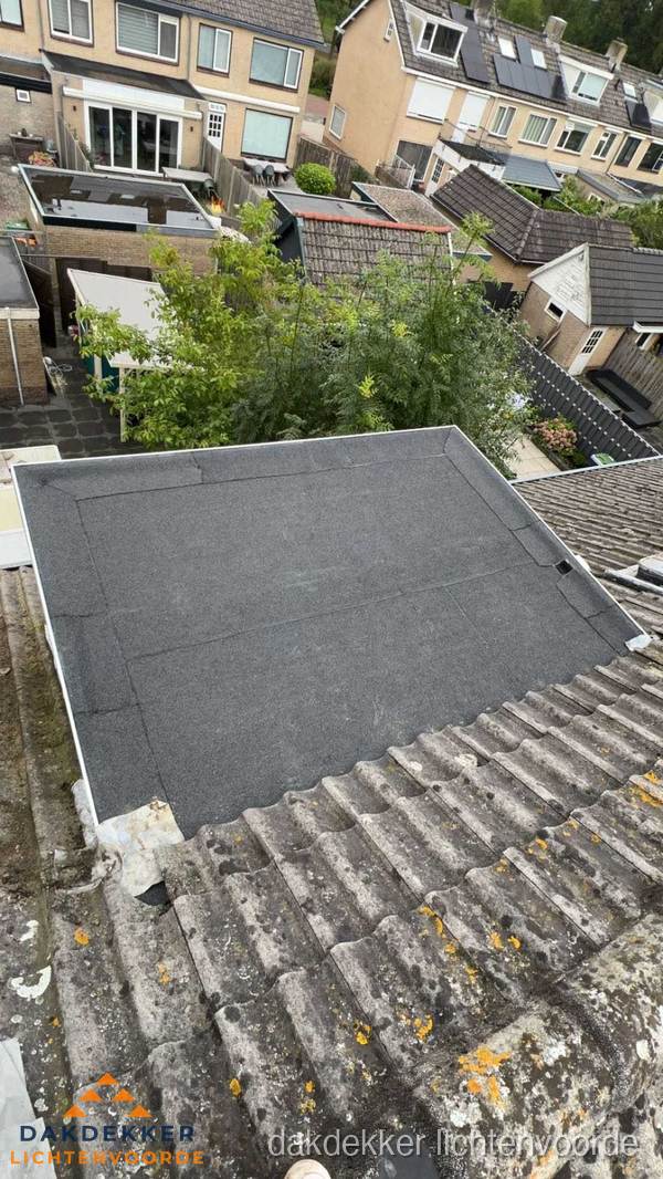 Plat dak aanbouw met bitumen dakbedekking in woonwijk Lichtenvoorde Plat dak aanbouw met bitumen dakbedekking in woonwijk Lichtenvoorde