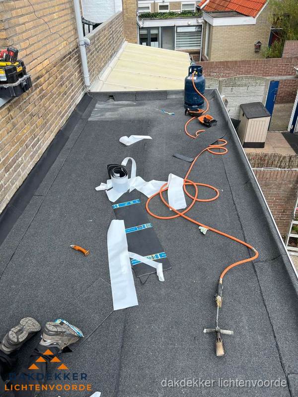 Dakdekkers bezig met bitumen dakbedekking in Lichtenvoorde Dakdekkers bezig met bitumen dakbedekking in Lichtenvoorde