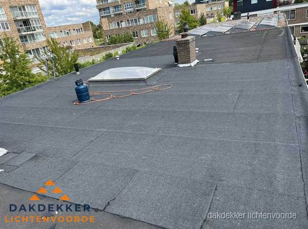Bitumen dakbedekking op plat dak met lichtkoepel en schoorsteen in Lichtenvoorde Bitumen dakbedekking op plat dak met lichtkoepel en schoorsteen in Lichtenvoorde