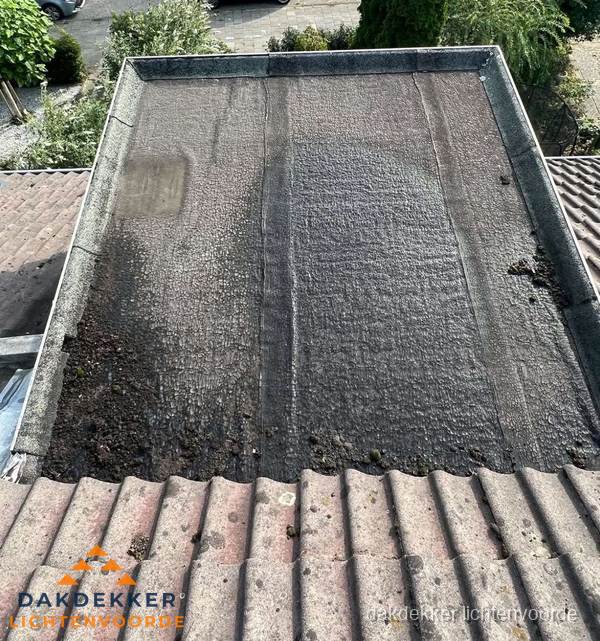 Verouderd plat dak met bitumen en slijtage voor lekkage inspectie in Lichtenvoorde Verouderd plat dak met bitumen en slijtage voor lekkage inspectie in Lichtenvoorde