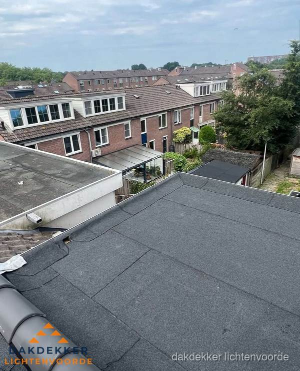 Vernieuwd plat dak met bitumen in woonwijk in Lichtenvoorde Vernieuwd plat dak met bitumen in woonwijk in Lichtenvoorde
