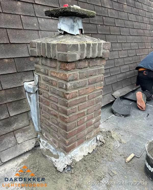 Schoorsteen reparatie met lood en voegwerk op leien dak in Lichtenvoorde Schoorsteen reparatie met lood en voegwerk op leien dak in Lichtenvoorde