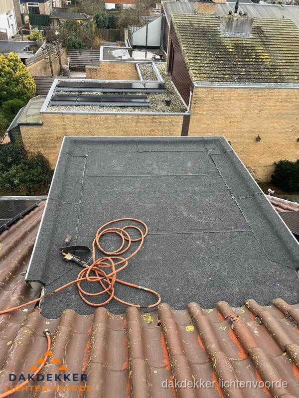 Reparatie aansluiting plat dak en schuin dak in Lichtenvoorde Reparatie aansluiting plat dak en schuin dak in Lichtenvoorde