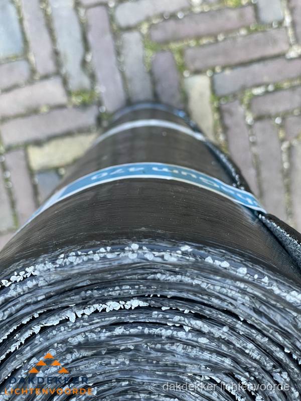 Rol bitumen dakleer met leislag voor plat dak in Lichtenvoorde Rol bitumen dakleer met leislag voor plat dak in Lichtenvoorde