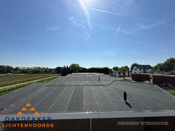 Groot plat dak met bitumen dakbedekking op bedrijfspand in Lichtenvoorde