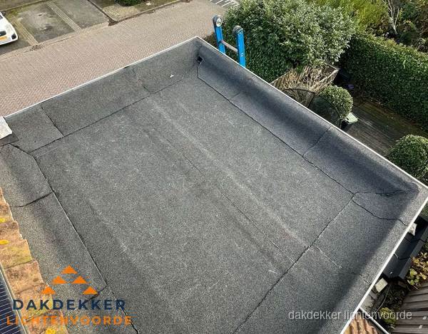 Gerenoveerd plat dak met nieuwe bitumen dakbedekking in Lichtenvoorde Gerenoveerd plat dak met nieuwe bitumen dakbedekking in Lichtenvoorde