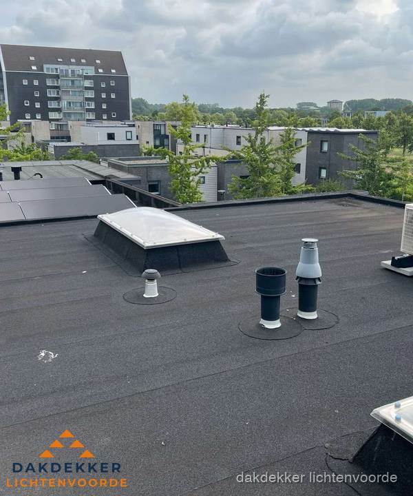 Groot plat dak met lichtkoepel en dakdoorvoeren in Lichtenvoorde Groot plat dak met lichtkoepel en dakdoorvoeren in Lichtenvoorde