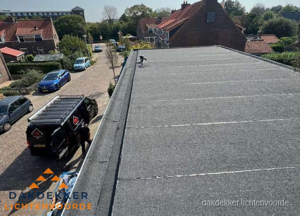 Nieuw bitumen plat dak met uitzicht over woonwijk in Lichtenvoorde Nieuw bitumen plat dak met uitzicht over woonwijk in Lichtenvoorde