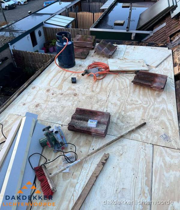 Dakreparatie werkzaamheden op plat dak met gereedschap in Lichtenvoorde Dakreparatie werkzaamheden op plat dak met gereedschap in Lichtenvoorde