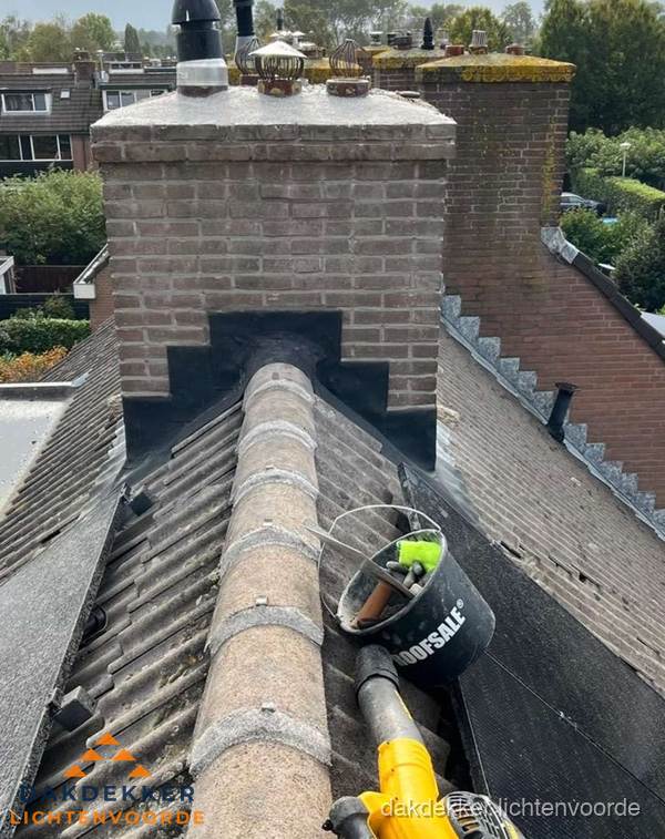 Schoorsteen met loodaansluiting en nokvorst op pannendak in Lichtenvoorde Schoorsteen met loodaansluiting en nokvorst op pannendak in Lichtenvoorde