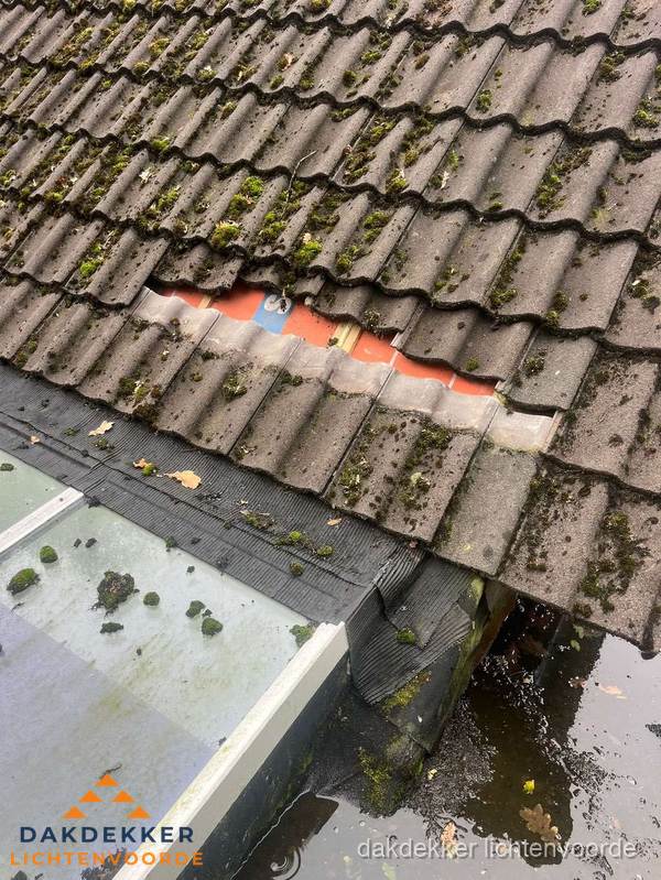Beschadigd pannendak met ontbrekende dakpannen voor reparatie in Lichtenvoorde Beschadigd pannendak met ontbrekende dakpannen voor reparatie in Lichtenvoorde