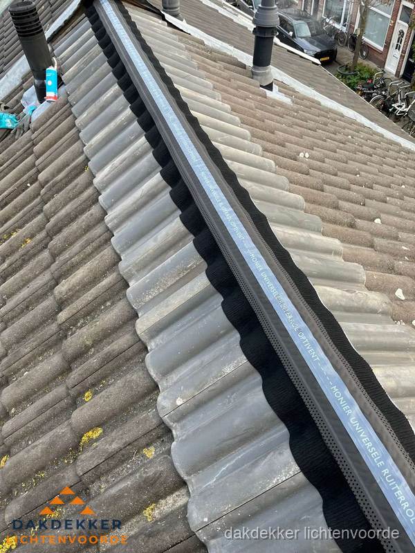 Nokvorst met Monier ventilatie op schuin pannendak in Lichtenvoorde