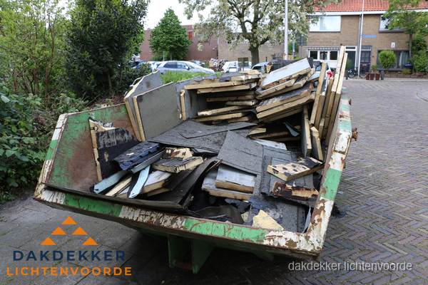 Puincontainer met oud dakmateriaal na dakrenovatie in Lichtenvoorde Puincontainer met oud dakmateriaal na dakrenovatie in Lichtenvoorde