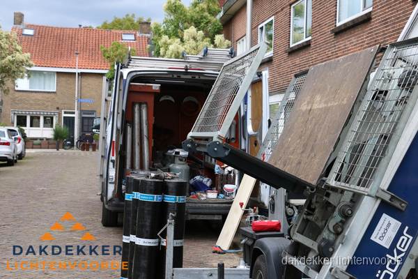 Dakdekkersbusje met materiaal en ladderlift voor dakpannen vervangen in Lichtenvoorde Dakdekkersbusje met materiaal en ladderlift voor dakpannen vervangen in Lichtenvoorde