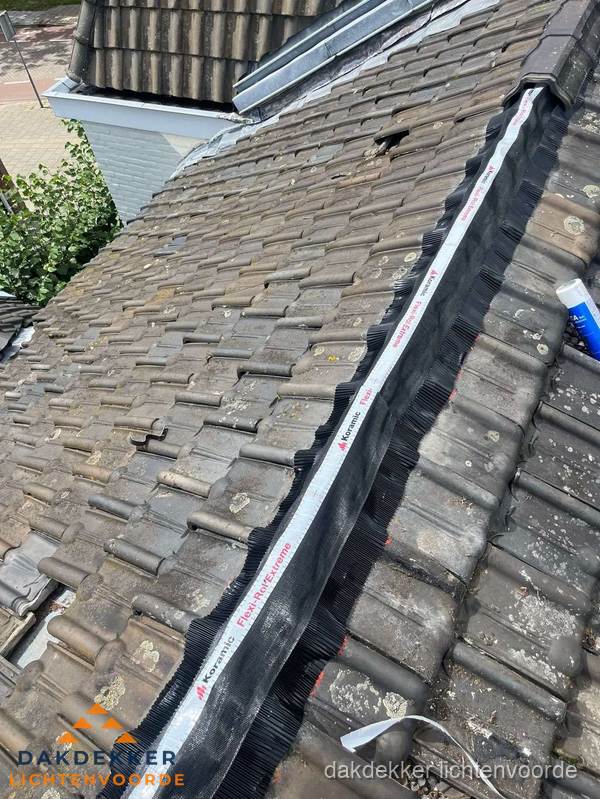 Nokvorst renovatie met Koramic nokrol op schuin pannendak in Lichtenvoorde Nokvorst renovatie met Koramic nokrol op schuin pannendak in Lichtenvoorde