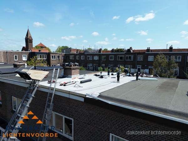 Dakdekkers aan het werk op plat dak in Lichtenvoorde Dakdekkers aan het werk op plat dak in Lichtenvoorde