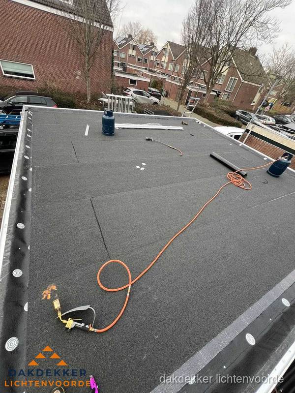 Afgewerkte dakrenovatie met bitumen op plat dak in Lichtenvoorde Afgewerkte dakrenovatie met bitumen op plat dak in Lichtenvoorde