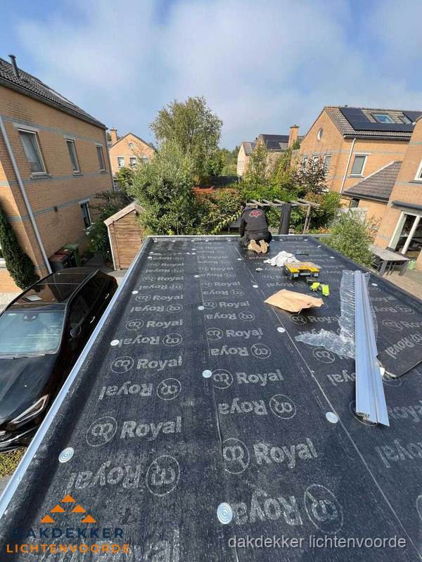 Nieuwe Royal bitumen dakbedekking op plat dak van aanbouw in Lichtenvoorde Nieuwe Royal bitumen dakbedekking op plat dak van aanbouw in Lichtenvoorde