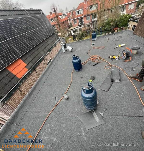 Daklekkage repareren met brandgereedschap op plat dak in Lichtenvoorde Daklekkage repareren met brandgereedschap op plat dak in Lichtenvoorde